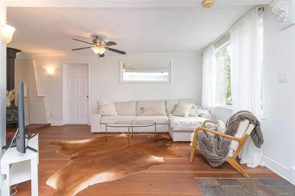 2945 Colquitz Ave, Saanich, BC V9A 2M2