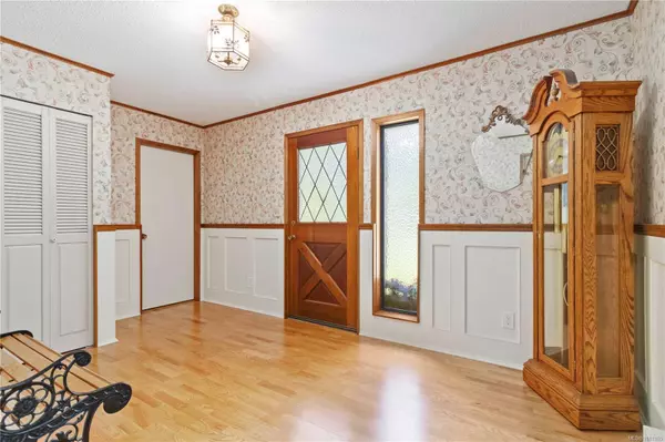 1881 Llewellyn Pl, North Saanich, BC V8L 1G4