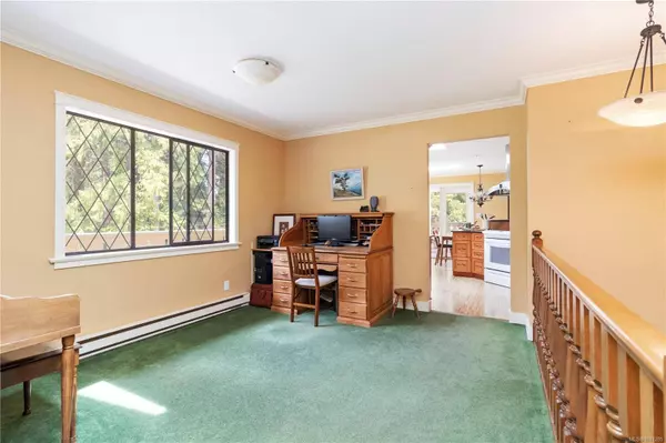 1881 Llewellyn Pl, North Saanich, BC V8L 1G4