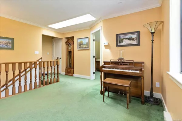 1881 Llewellyn Pl, North Saanich, BC V8L 1G4