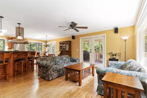 1881 Llewellyn Pl, North Saanich, BC V8L 1G4