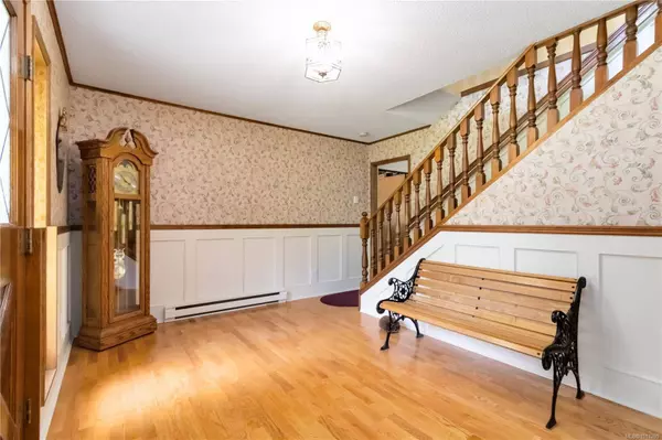 1881 Llewellyn Pl, North Saanich, BC V8L 1G4