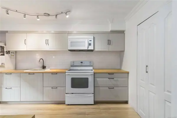 477 Lampson St #16, Esquimalt, BC V9A 5Z4