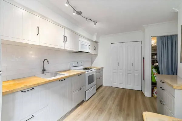 477 Lampson St #16, Esquimalt, BC V9A 5Z4