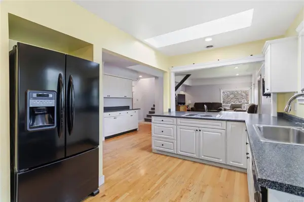 863 Parklands Dr, Esquimalt, BC V9A 4L6