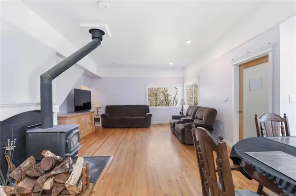 863 Parklands Dr, Esquimalt, BC V9A 4L6