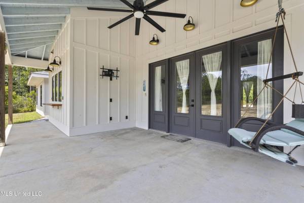 7420 Old Fort Bayou Road, Ocean Springs, MS 39564