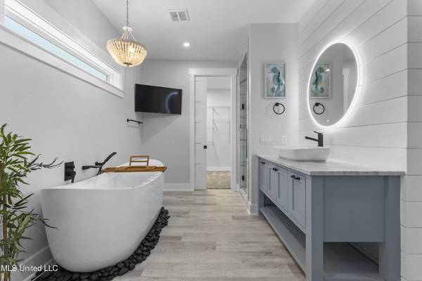 7420 Old Fort Bayou Road, Ocean Springs, MS 39564