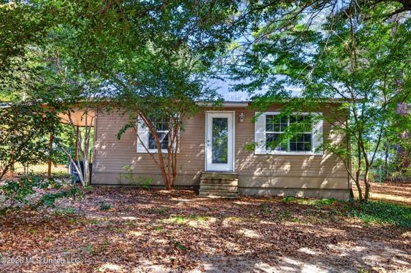 1006 W Hinton Avenue, Lumberton, MS 39455