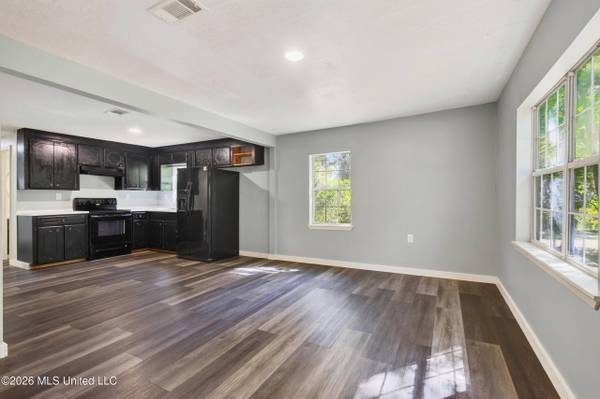 1006 W Hinton Avenue, Lumberton, MS 39455