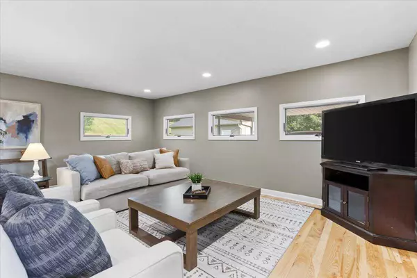 1330 ROLLING HILLS LOOP LOOP, Council Bluffs, IA 51503