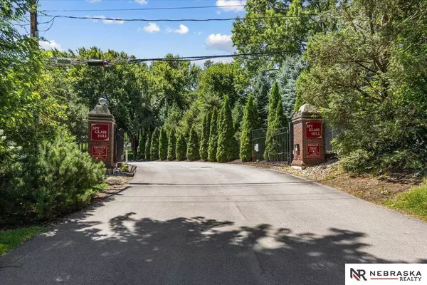 904 S 110th Plaza, Omaha, NE 68154