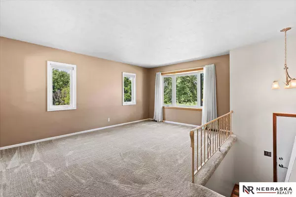 8847 Spaulding Circle, Omaha, NE 68134