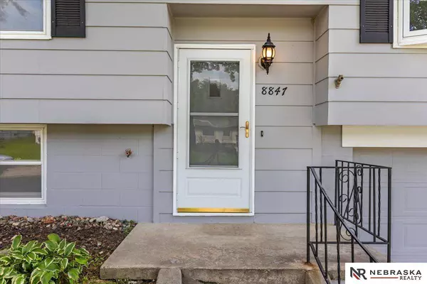 8847 Spaulding Circle, Omaha, NE 68134