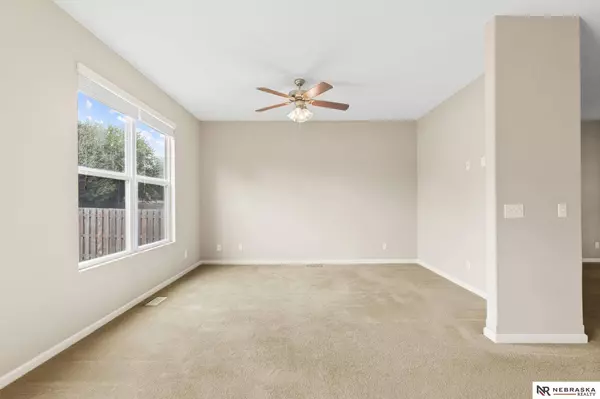 8806 S 66th Avenue, Papillion, NE 68133