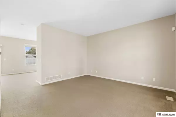 8806 S 66th Avenue, Papillion, NE 68133