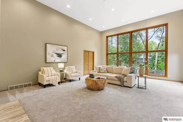 11348 Pine Street, Omaha, NE 68144