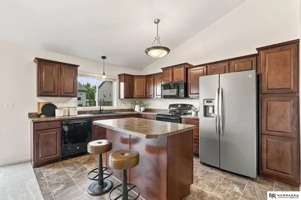 8802 N 160th ST, Bennington, NE 68007