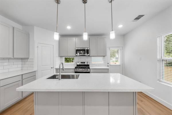 1220 E 33rd ST, Houston, TX 77022