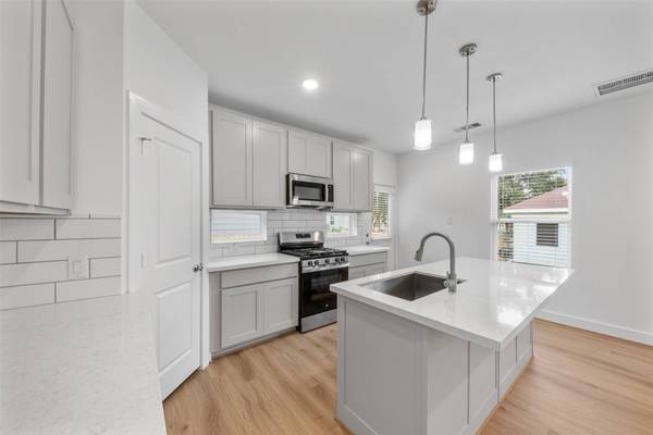 1220 E 33rd ST, Houston, TX 77022