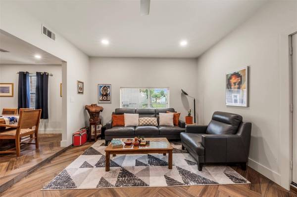 1913 Thonig RD, Houston, TX 77055