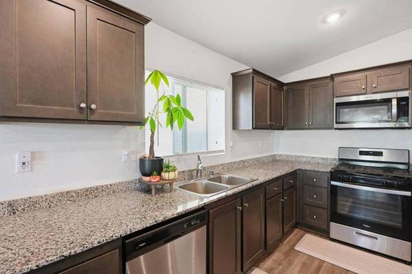 1262 Allegiance AVE, Hemet, CA 92543