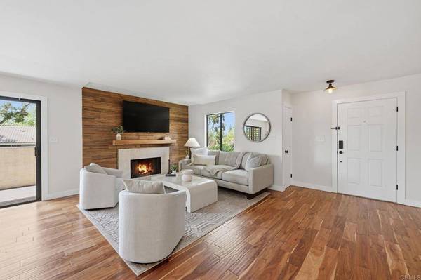 8463 Via Mallorca #13, La Jolla, CA 92037