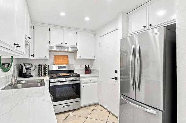 320 Grapevine Rd #102, Vista, CA 92083