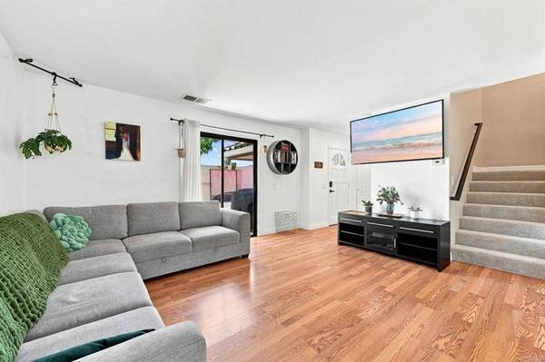 320 Grapevine Rd #102, Vista, CA 92083