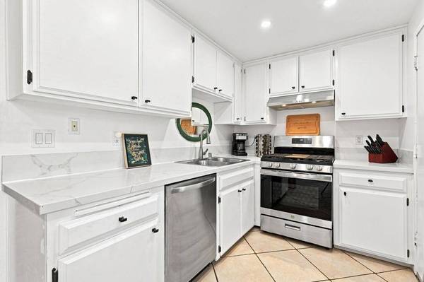 320 Grapevine Rd #102, Vista, CA 92083