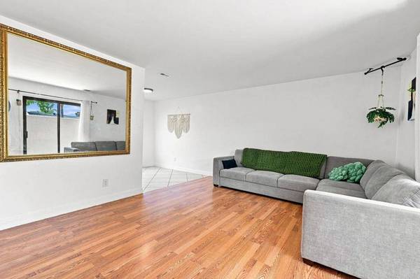 320 Grapevine Rd #102, Vista, CA 92083