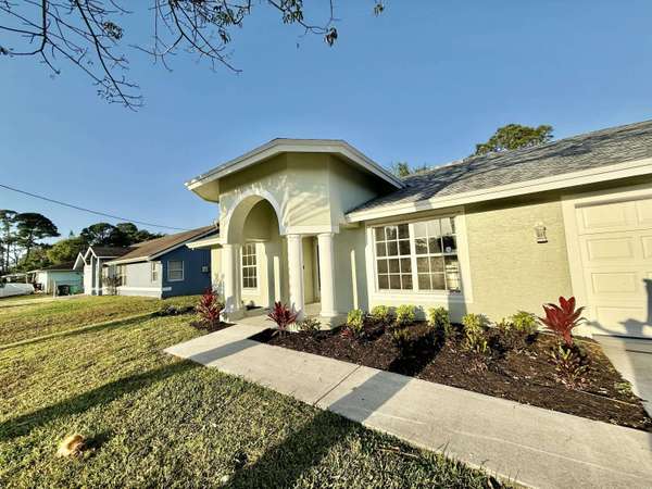 1812 SE Manth LN, Port Saint Lucie, FL 34983
