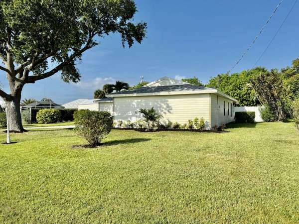 2143 SE 4th CT, Vero Beach, FL 32962