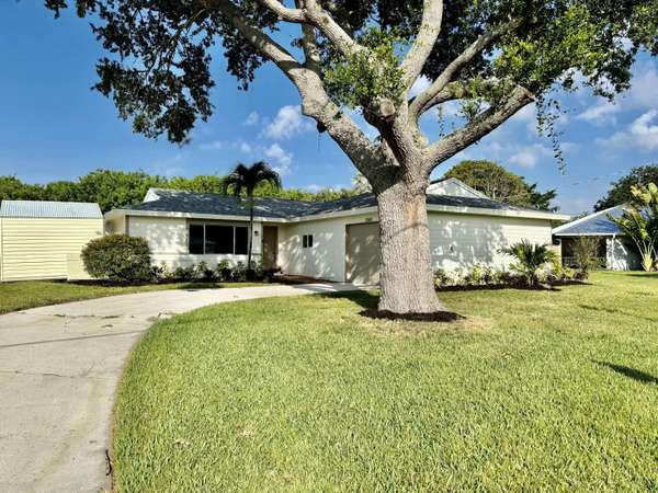 2143 SE 4th CT, Vero Beach, FL 32962