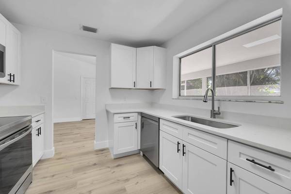 2432 SE Floresta DR, Port Saint Lucie, FL 34984