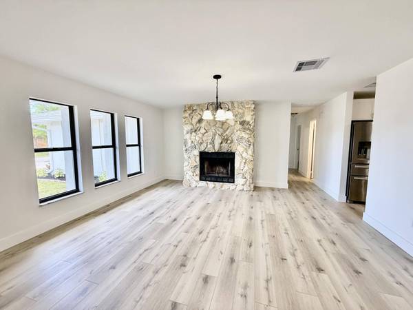 1898 SE Fallon DR, Port Saint Lucie, FL 34983