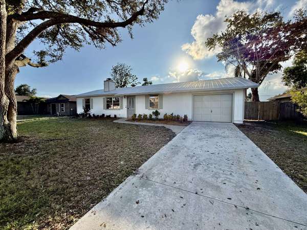 1722 SE Biddle LN, Port Saint Lucie, FL 34983