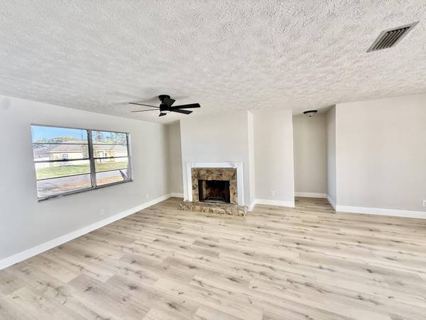 1722 SE Biddle LN, Port Saint Lucie, FL 34983