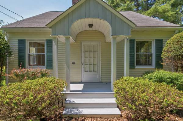 208 Falmouth RD, Falmouth, ME 04105