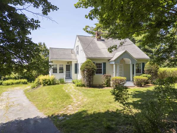 208 Falmouth RD, Falmouth, ME 04105