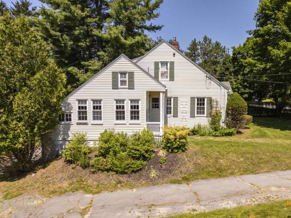 208 Falmouth RD, Falmouth, ME 04105