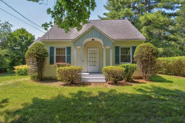 208 Falmouth RD, Falmouth, ME 04105