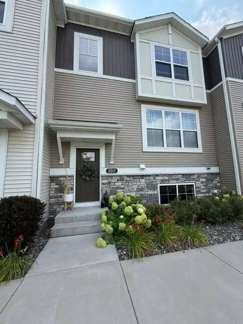 2217 Gateway Curve, North Saint Paul, MN 55109