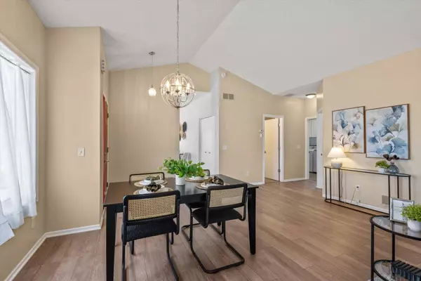 280 Blue Heron LN, Woodbury, MN 55125