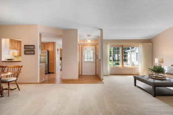 592 Lake View DR, Woodbury, MN 55129