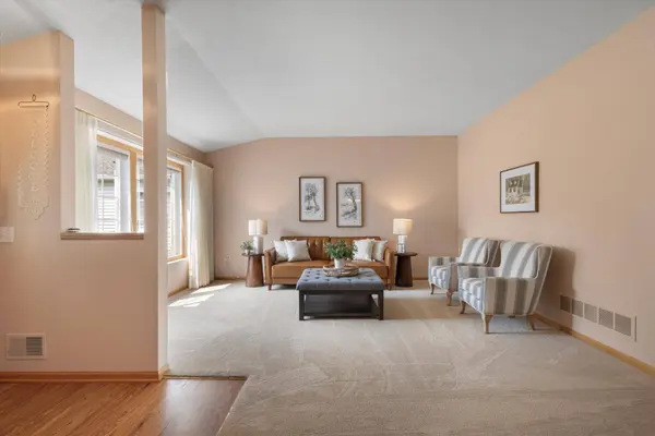 592 Lake View DR, Woodbury, MN 55129