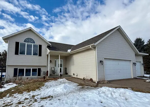 602 Summerfield CIR, Hudson, WI 54016