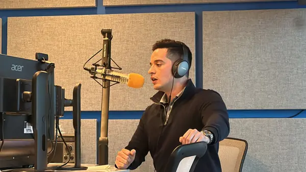 Alfredo Salcedo hablando de bienes raíces en la radio en español