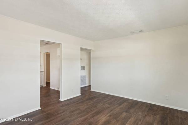 7014 CHRISTOPHER ROBIN DR, Jacksonville, FL 32210