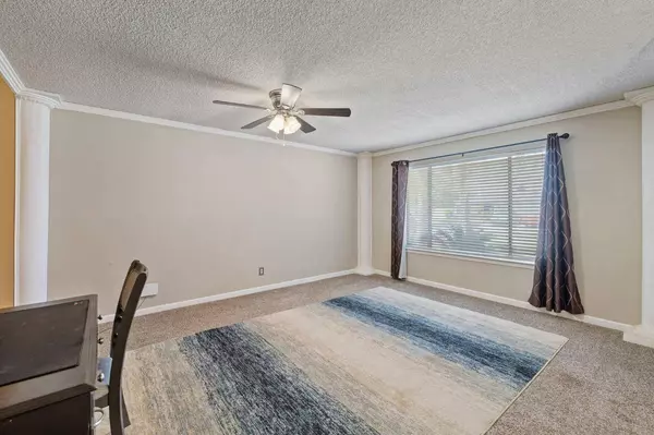 5956 E Illinois AVE, Fresno, CA 93727